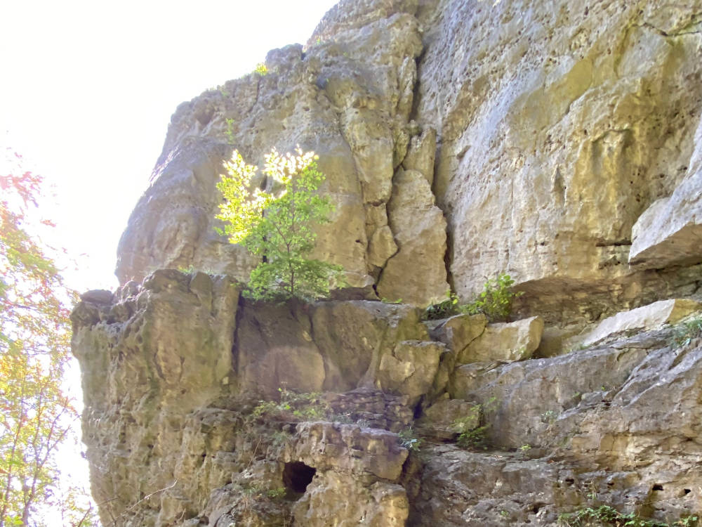 Felsen und Höhlen